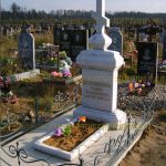 Памятник из гранита.Крест