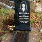 Памятник из гранита.Крест