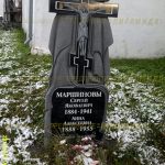 Памятник из гранита.Крест