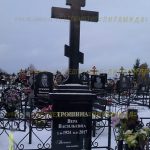 Памятник из гранита.Крест