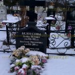 Памятник из гранита.Крест