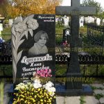 Памятник из гранита.Крест