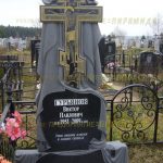 Памятник из гранита.Крест