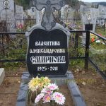 Памятник из гранита.Крест