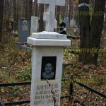 Памятник из гранита.Крест