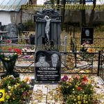 Памятник из гранита.Крест